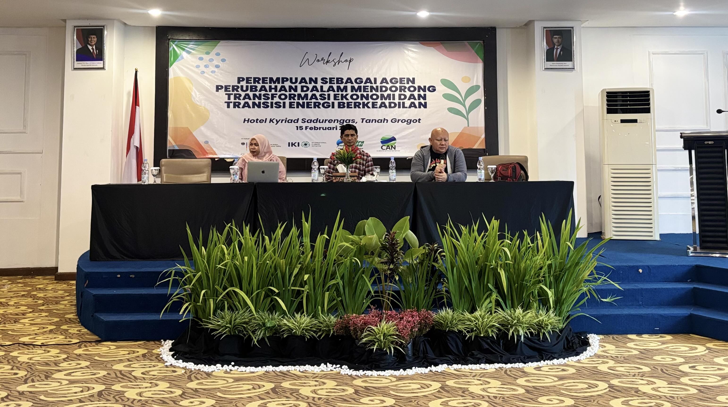 (Dari kiri) Perwakilan akademisi Unmul, Ketua Dewan Pembina Mitra Hijau Dicky Edwin Hindarto, dan narasumber saat sesi diskusi workshop di Tanah Grogot. Kegiatan ini bertujuan memperkuat kapasitas perempuan desa sebagai motor penggerak ekonomi hijau yang berkelanjutan di Kabupaten Paser. (Istimewa)